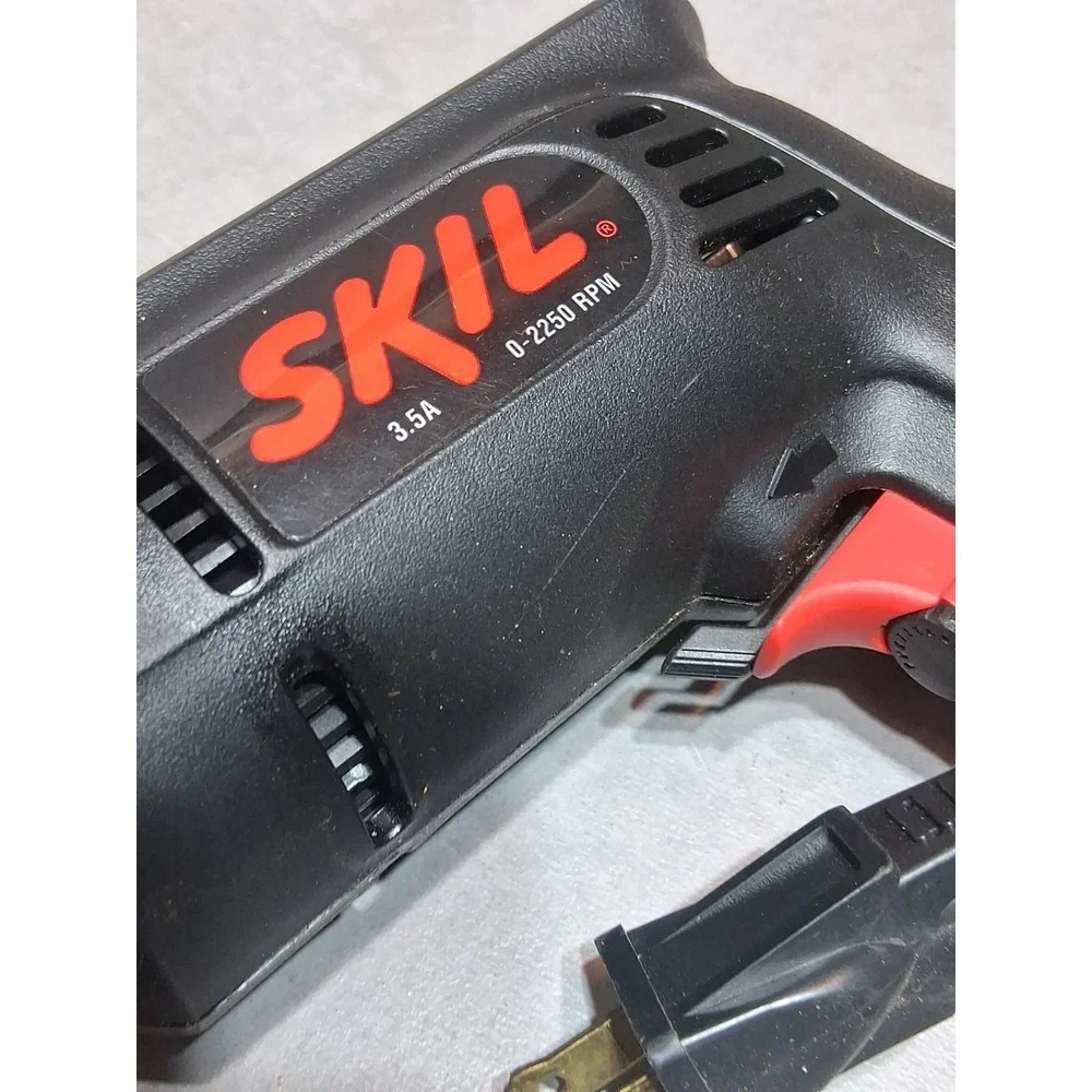 SKIL 6215 3/8 Variable Speed Reversing Drill. Chuck Key, Box And Book Included